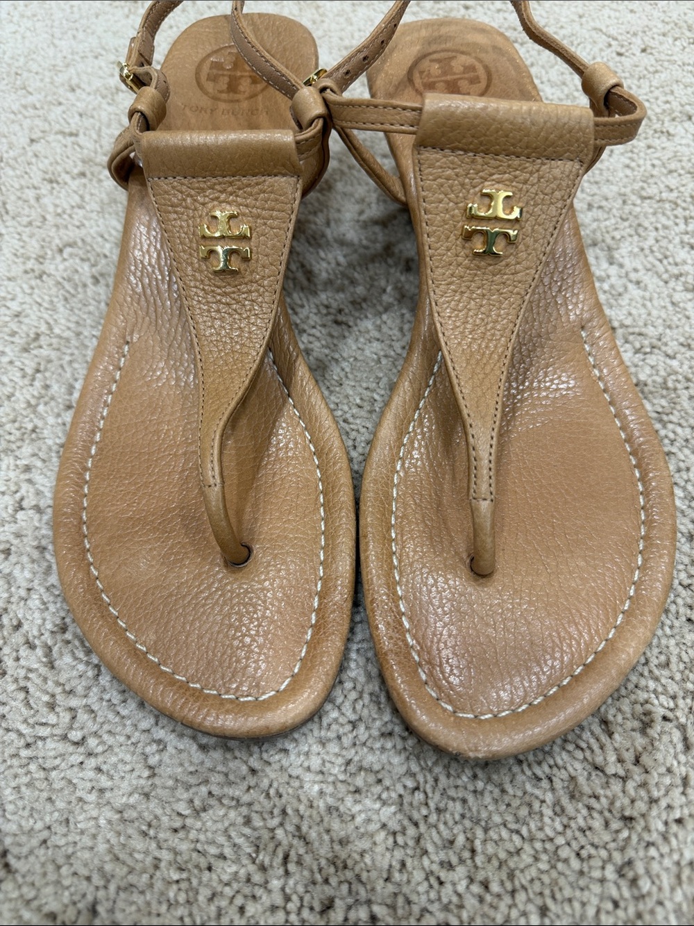 Tory Burch Tan Leather Wedge Thong Sandals with Gold Logo EUC - Picture 2 of 5